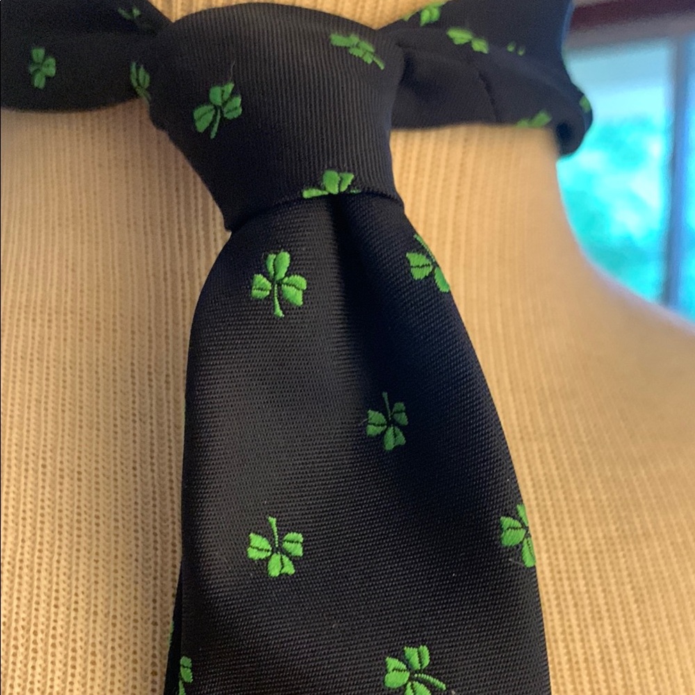 IRELAND IRISH EMBROIDERED CLOVER SHAMROCKS CELTIC CELTS VINTAGE NECKTIE